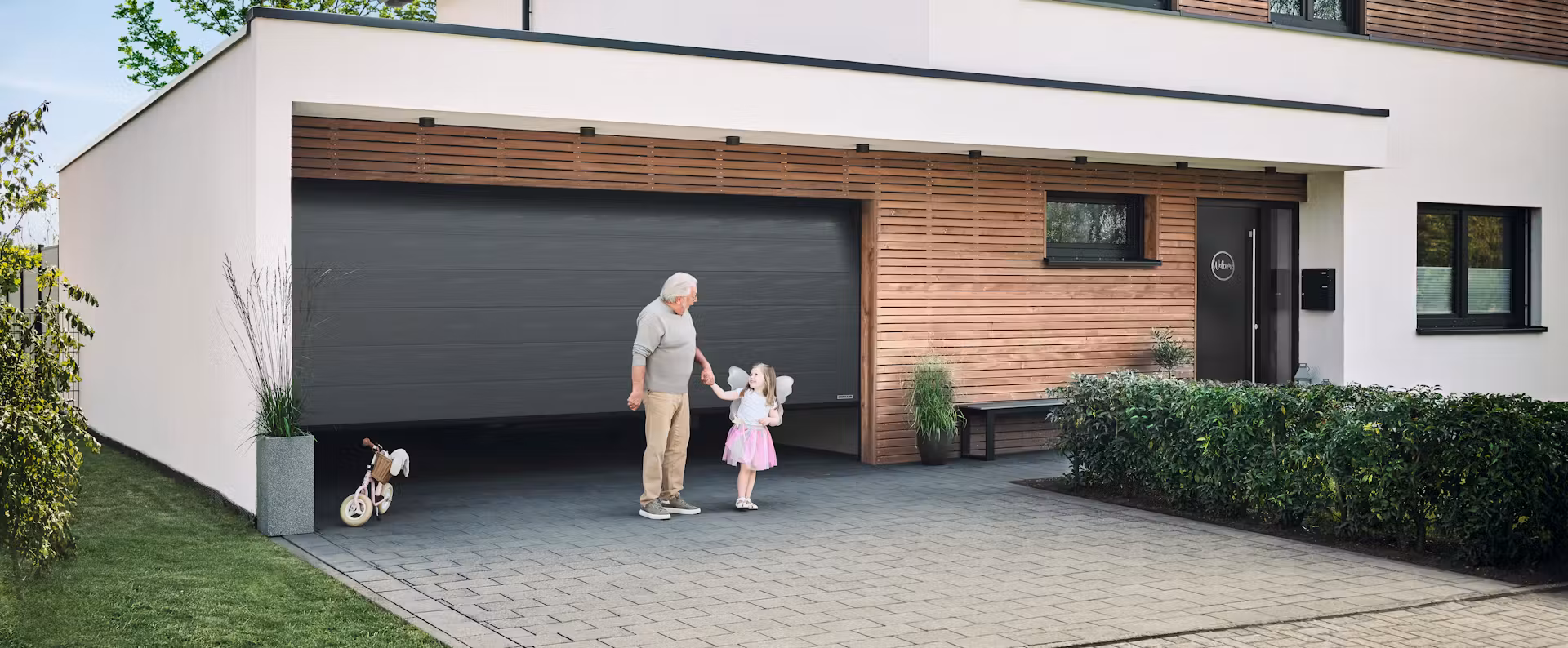 Modern home with Hörmann garage door and entrance door