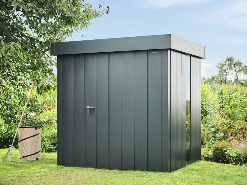 Juno equipment house with flat roof